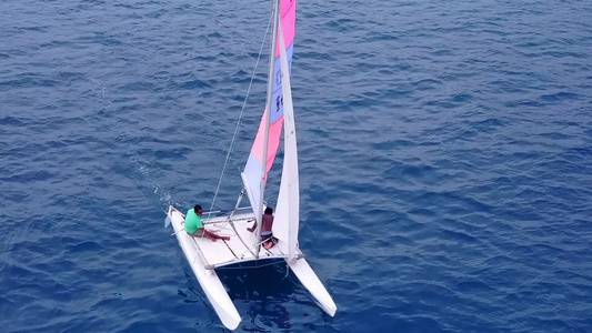 以海浪附近的水蓝色环礁湖和白色沙滩背景观赏海滩野生视频