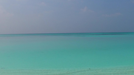 珊瑚礁附近白沙背景的绿松石泻湖复制美丽海岸线海滩度假视频