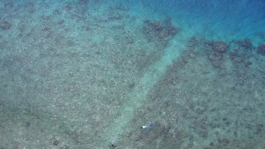 沙洲附近白沙背景浅海天堂海景海滩生活方式的空荡荡旅游视频