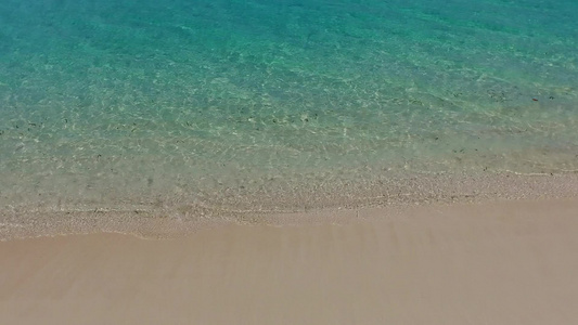 以蓝海和白沙背景在度假胜地附近进行宁湾海滩度假的浪漫视频