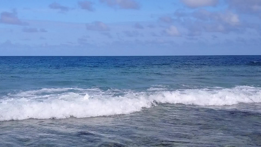 以阳光下白沙底蓝海为例的蓝海海岸海滩时间日光中白沙视频