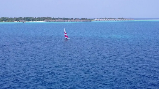 日出后透明的海洋和白色沙滩背景的豪华海湾海滩生活方式视频