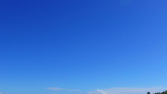 浅海在沙巴附近以白沙为背景的浅海中冒险形成长宽角风景视频