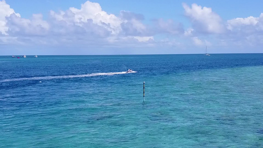 在阳光下有白色沙子背景的蓝色海面上放松海岸海滩时间视频