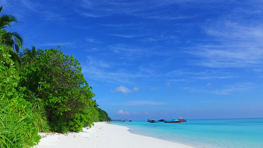 沙洲附近白沙背景的蓝绿色海洋美丽海湾海滩之旅的空旷视频