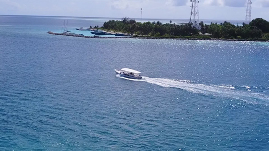 沙洲附近有亮沙背景的浅海豪华旅游海滩特写景观视频