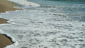 海浪慢慢地冲洗沙岸潮水又退回大海没有人会去的27秒视频