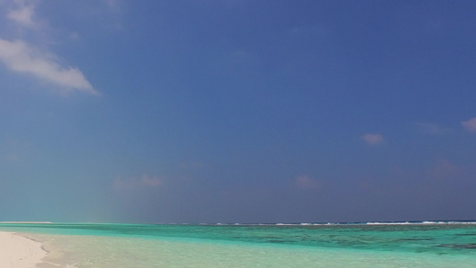 美丽的旅游海滩旅程的温暖风景在海浪附近有清水和白沙视频