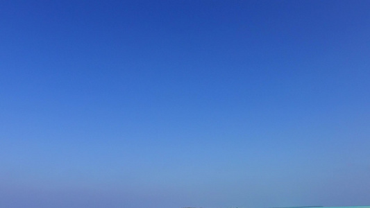 蓝水和沙滩附近清洁沙土背景的蓝水出海旅行Sandbank视频