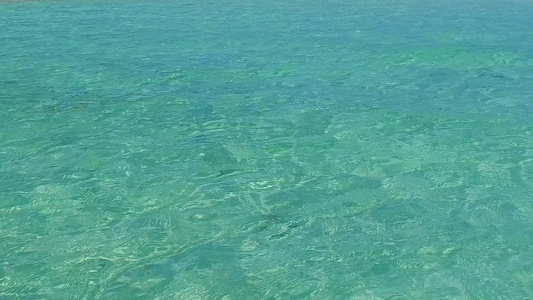 蓝海和沙巴附近白沙滩背景的夏日风景完美度假度假胜地视频