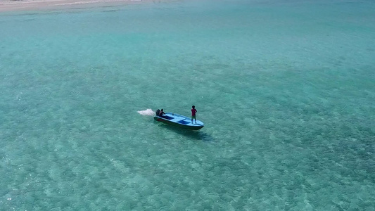 阳光下绿松石海和白沙背景的美丽岛屿海滩冒险的阳光海景视频