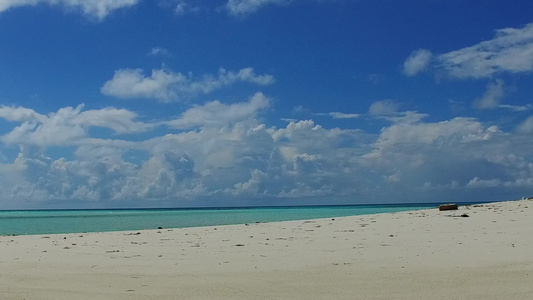 阳光明媚的热带海岸风景日出后以白沙为背景的蓝海在海滩视频