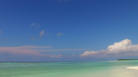 蓝海和棕榈附近的白沙地背景的阳光灿烂的度假胜地海滩视频