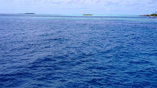 以蓝海为例在沙滩附近有白色沙子背景的蓝海中视频