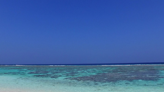 阳光下白沙背景透明泻湖对热带旅游海滩生活方式的空虚视频