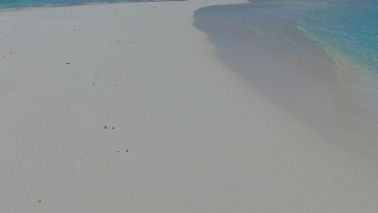 乘蓝海和沙滩附近的白色沙沙地背景的豪华旅游海滩间休息视频