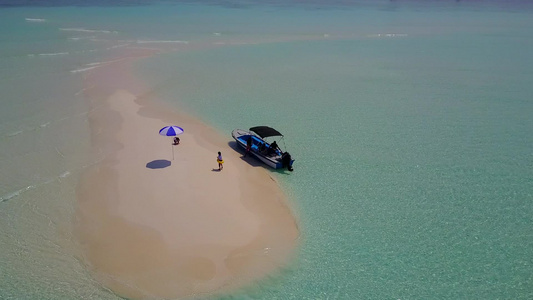 日出后蓝环礁和白沙滩背景的旅游海滩之旅的风景更近视频