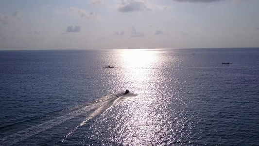 海岛海滩野生动物的阳光旅行在沙洲附近有白色沙滩背景视频