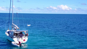 以浅水和日落前的白色沙滩背景打破天堂环礁海滩的夏季11秒视频