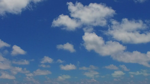 夏季风景以浅水和白沙背景在度假胜地附近轻松的海岸海滩13秒视频