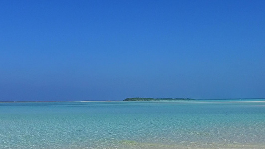 蓝色绿色海洋和沙滩附近清洁沙地背景的豪华旅游海滩探险视频