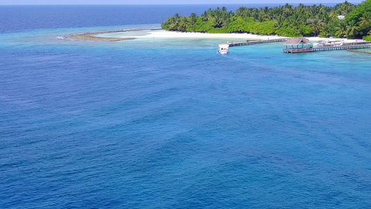 由绿绿海和珊瑚礁附近的白沙背景组成的完美岛屿海滩旅程视频