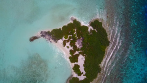 海平面蓝色海滨间断的奇特海岸线空间图样在度假胜地16秒视频