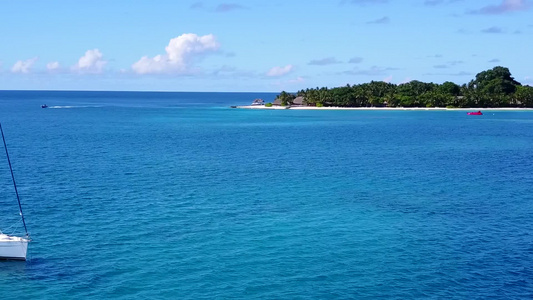 以海浪附近的水蓝色环礁湖和白沙背景为依归的海滨海滩视频