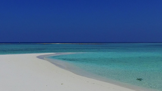 阳光明媚的旅游由蓝环礁附近有白色沙子背景的蓝环礁进行视频