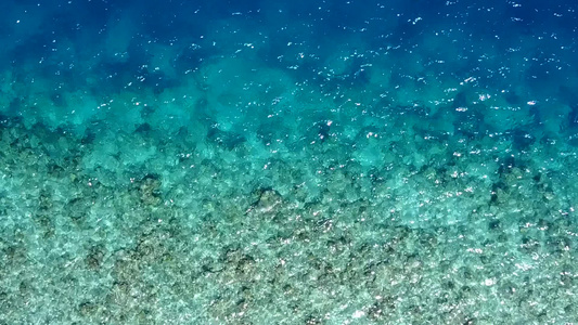 利用透明环礁湖和沙巴附近的白沙土背景的白色浅滩形成视频