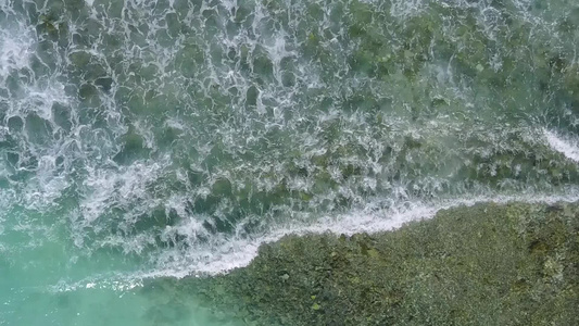 海滨海滩被蓝色海洋打破海浪附近有清洁沙土背景的蓝海视频