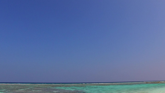 海洋海滨海滩度假的夏日风景蓝绿色的大海靠近冲浪的干净视频