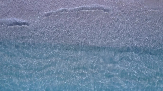 环礁附近有白沙背景的透明海滨风景温暖的天堂环礁湖海滩视频
