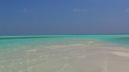 以透明的海滨和棕榈附近的白沙背景进行完美海岸海滩之旅视频