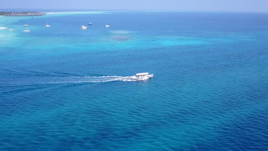 以海蓝水和白沙背景在珊瑚礁附近航行的海滨航道视频