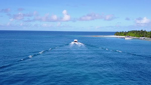 以蓝环礁湖和沙岸附近浅沙地背景的明亮沙滩进行海上海岸13秒视频