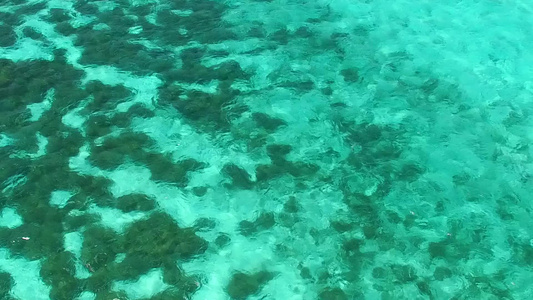 日落前透明的海面和白色沙滩背景的豪华海滨海滩假日的视频