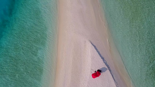 在阳光下有白色沙子背景的浅海附近紧紧地纹理完美的海岸视频