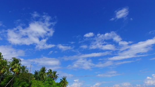 日落前蓝水和白沙背景的海洋海岸海滩之海景夏季夏季视频