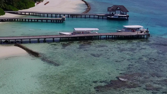 以海蓝水礁湖和靠近度假胜地的白沙背景进行天堂湾海滩视频