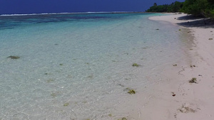 热带度假度假胜地海滩断端的宽角纹理由珊瑚礁附近蓝色12秒视频