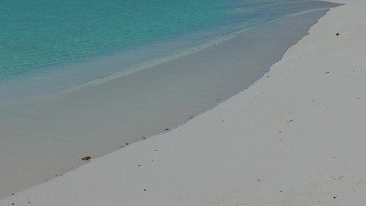 关闭豪华岛屿海滩探险旅游在海浪附近以水蓝色海洋和白色视频