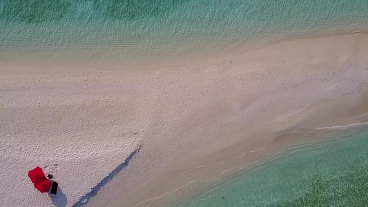 以棕榈附近的蓝色环礁湖和白色沙滩背景为生活方式进行视频