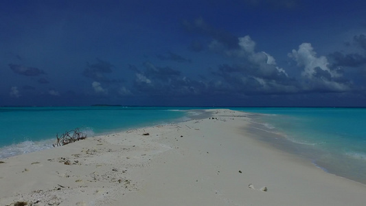 蔚蓝的海洋和靠近冲浪的白色沙滩背景的宁静海景海滩航行视频