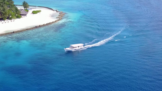 通过清澈的环礁湖和日出后白色沙滩背景关闭天堂度假胜地视频