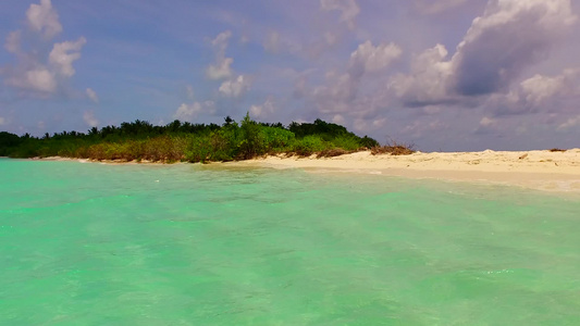 蓝色水白色沙滩背景以及近波边的白沙底蓝水热带海岸海滩视频