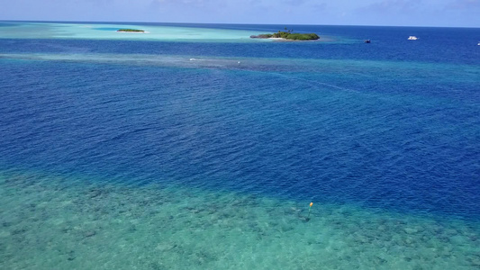 蓝绿色海洋和棕榈附近白沙背景的海滨游渡日空度假度假胜地视频