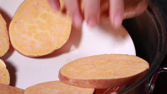 切红薯片码放在盘子里 视频