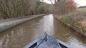 在农村的一条英属运河上航行的窄艇48秒视频