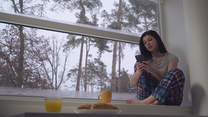 手持流动移动式妇女坐在窗台上17秒视频